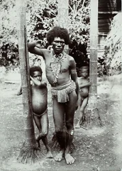 Mann und zwei Kinder, Papua-Neuguinea, 1899
